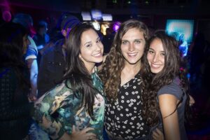 girls-693718_640